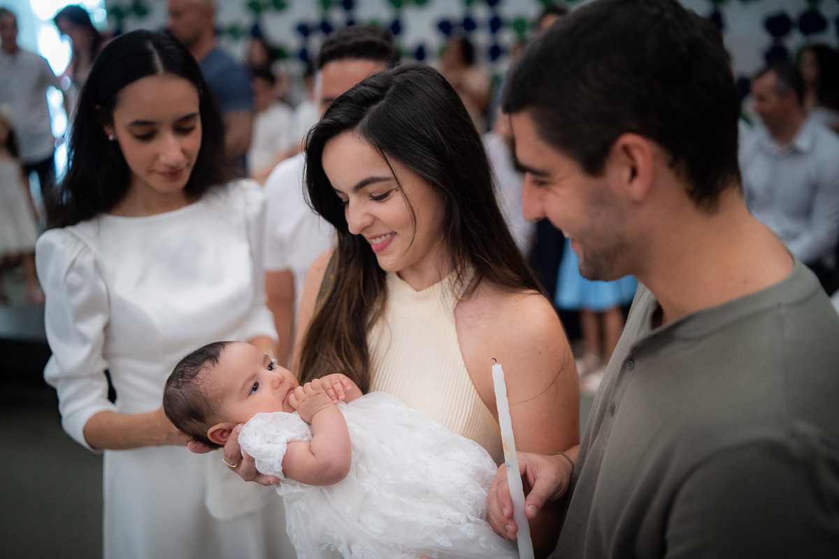  olhando para o bebê e sorrindo
