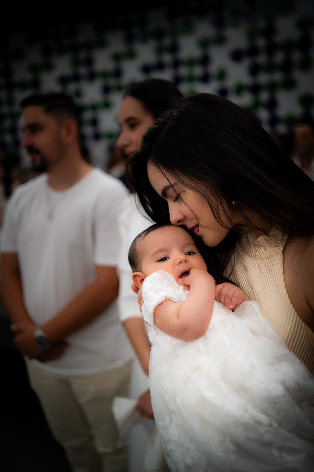 mãe dando cheirinho na cabeça do bebê 