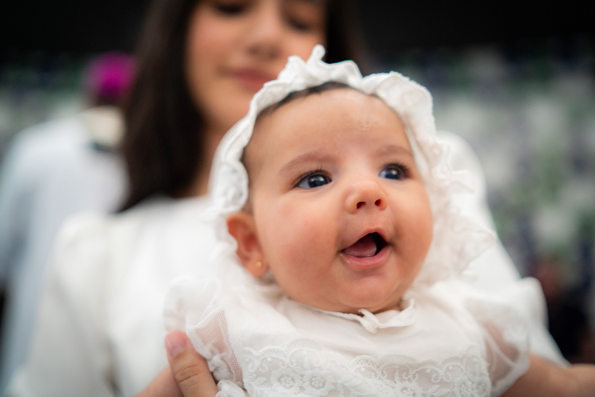 Bebê sorrindo com os olhos brilhantes 
