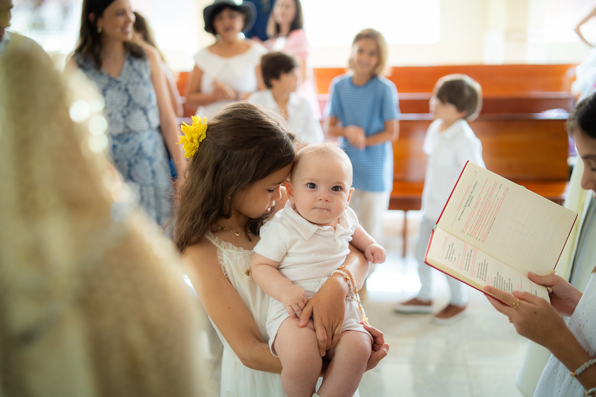 Irmã com o bebê no colo