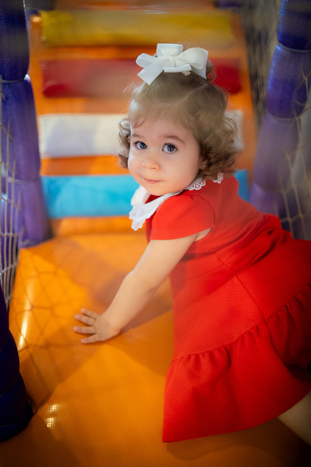 Uma bebê olhando curiosa para câmera