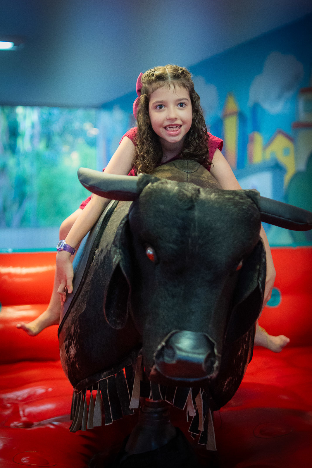 Beatriz brincando no touro mecânico