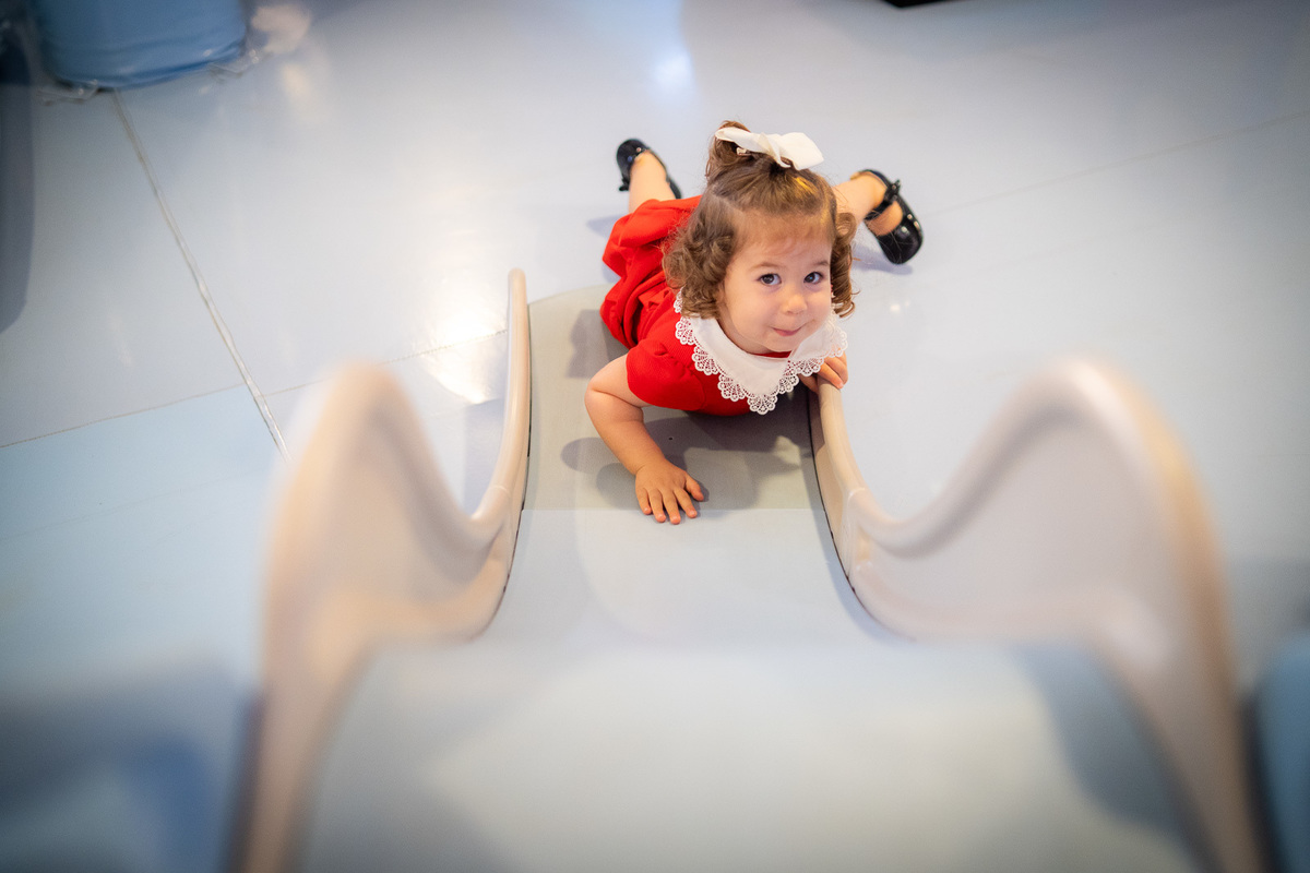 Bebê brincando no escorregador