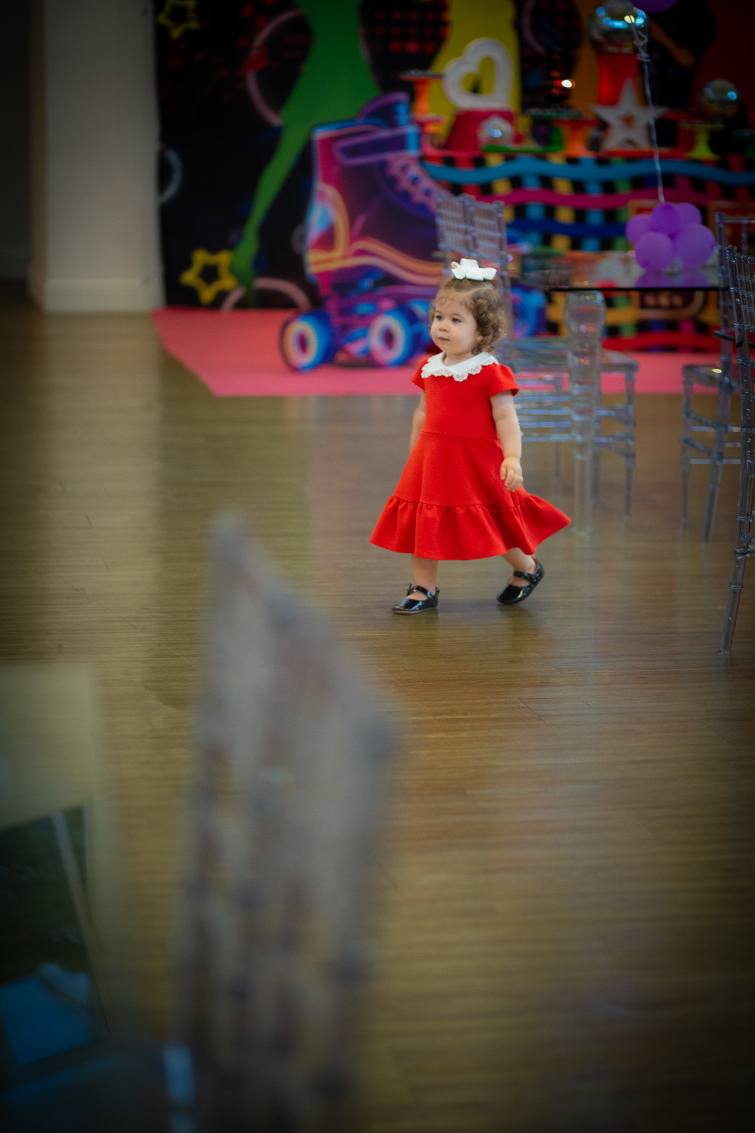 menina caminhando pelo salão de festa