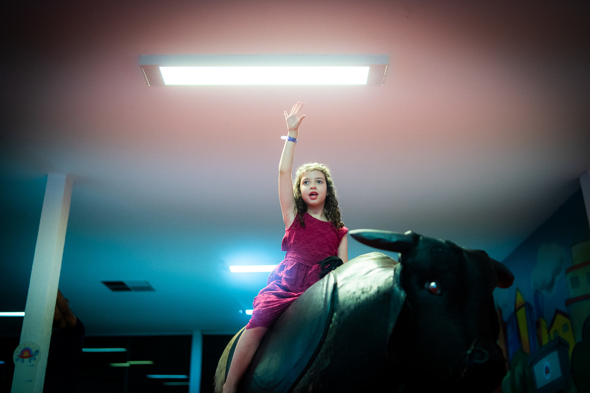 Beatriz no touro mecânico