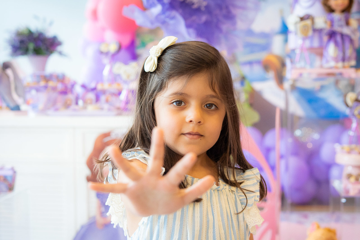 meninas fazendo 5 aninhos com as mãos