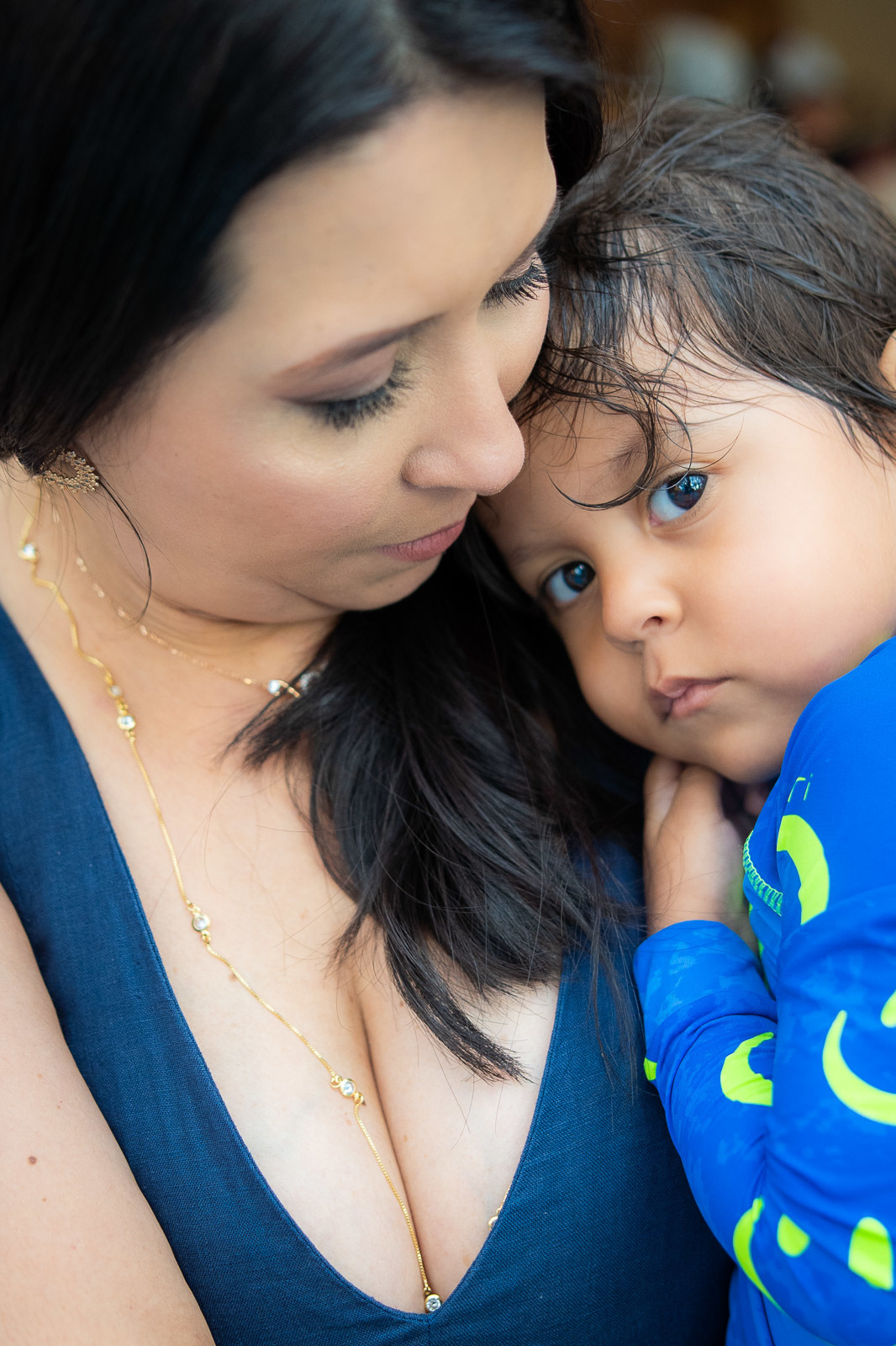Bebê deitado no colo da mãe