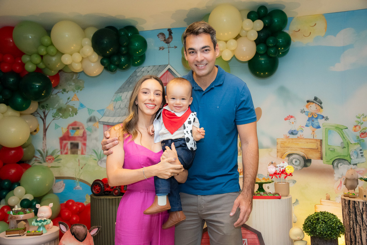 Pais com o bebê no colo 