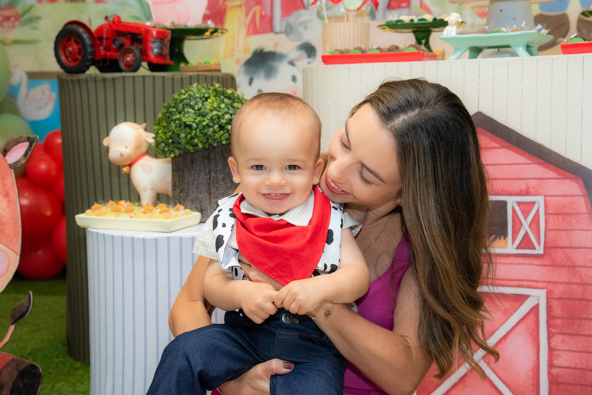 mãe e filho sorrindo 