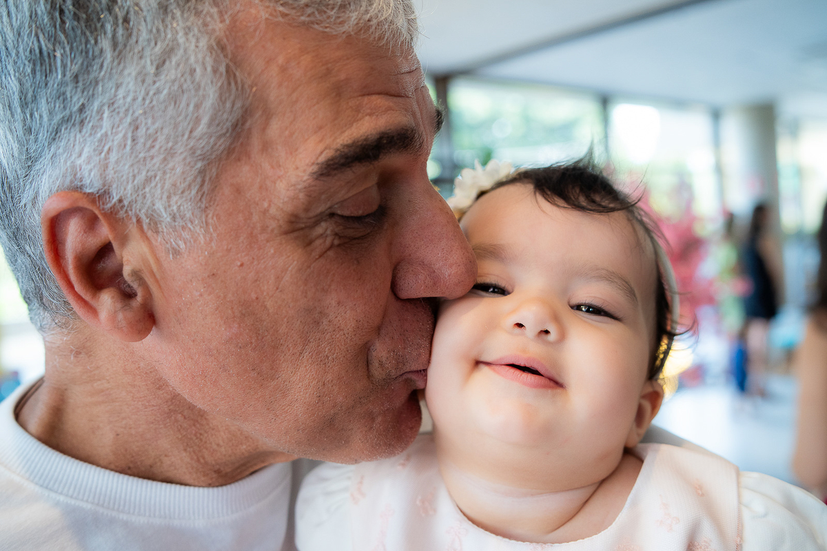 vovô carinhoso com a netinha