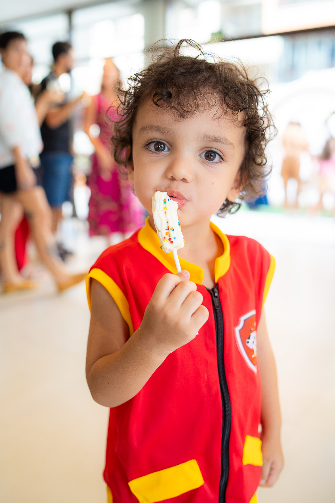Felipe comendo o doce