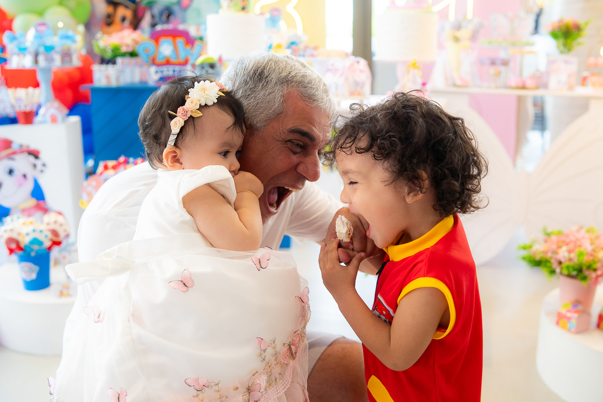 vovô brincando com os netos