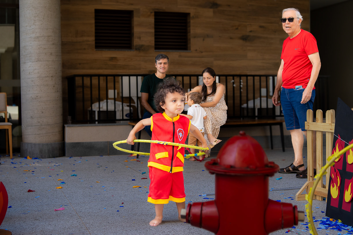 menino brincando com o bambolê