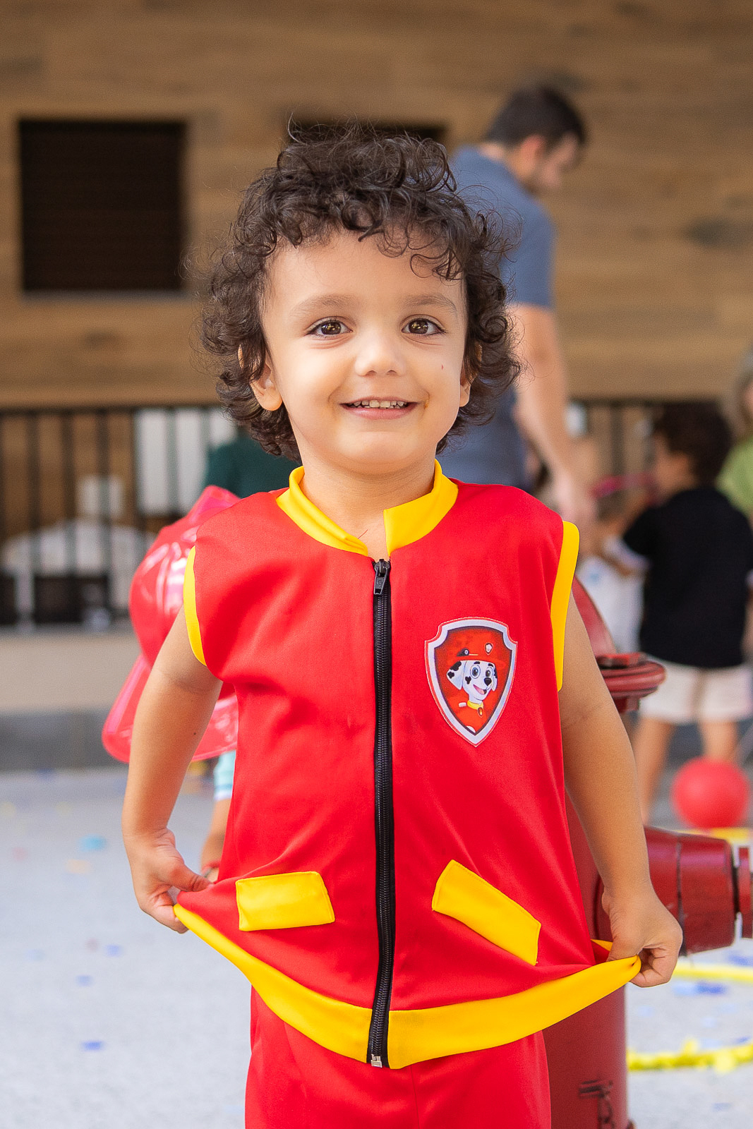 olhando pra câmera e sorrindo