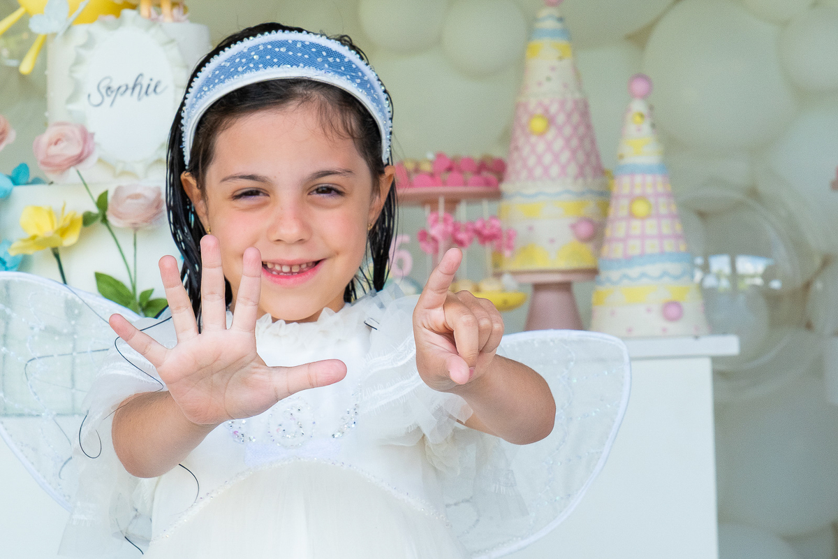 sophie fazendo 6 anos com as mãoes