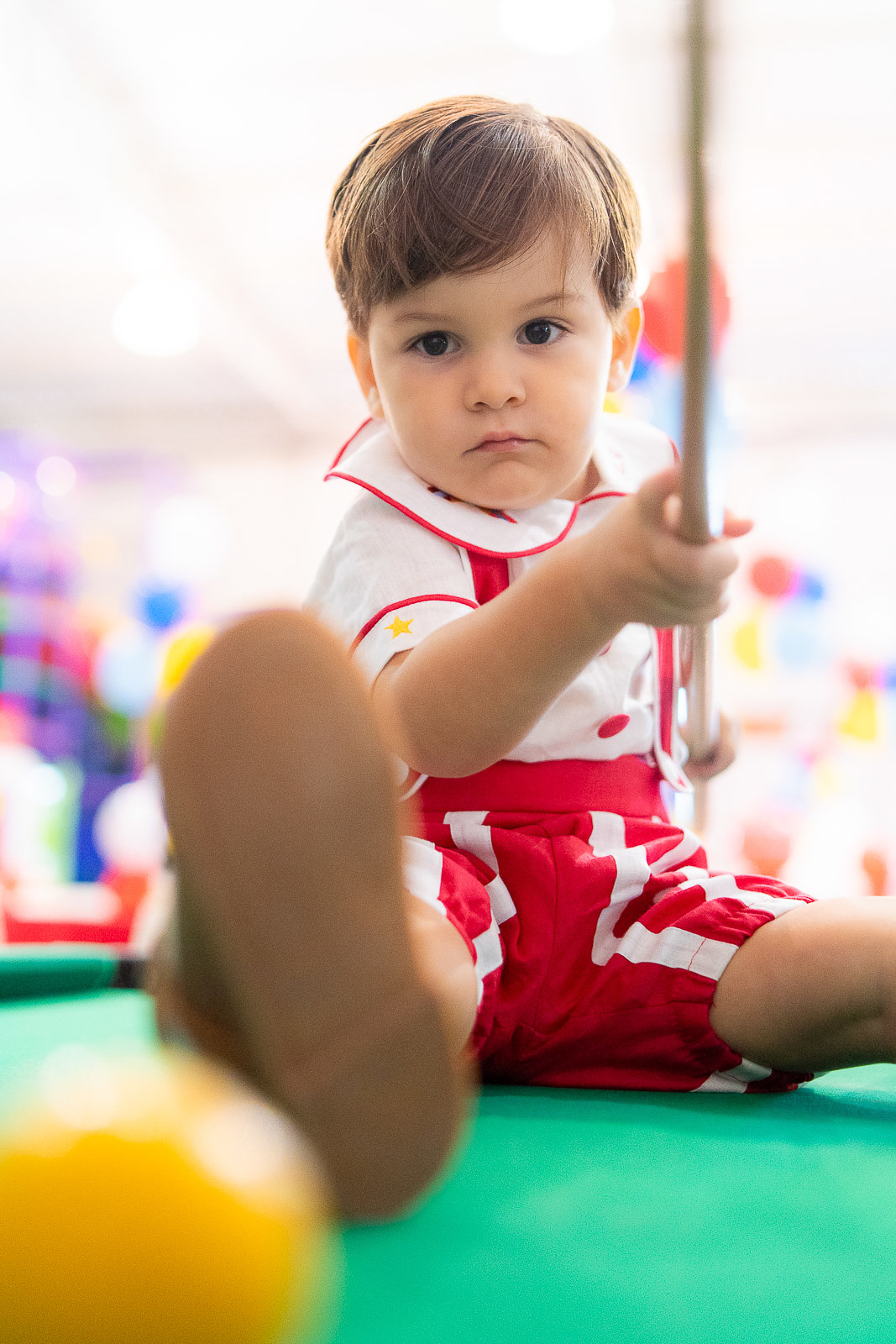 Bebê segurando o bastão