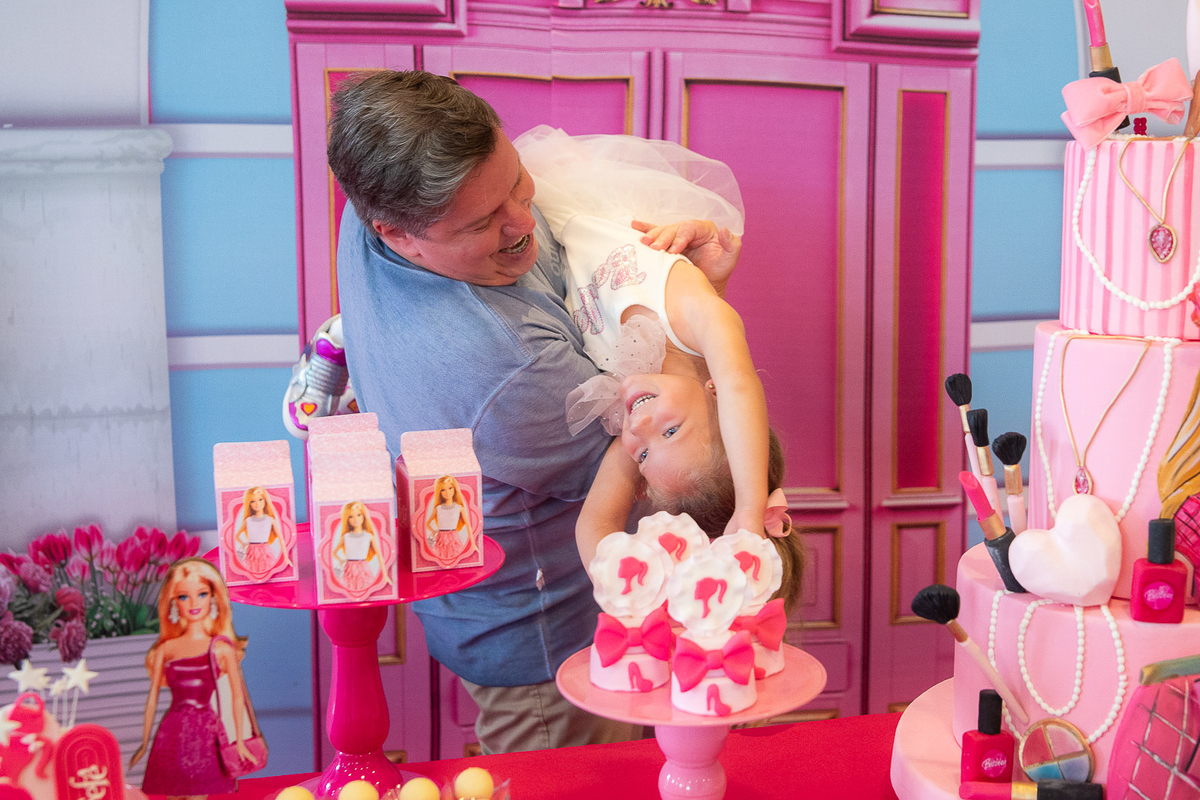 filha brincando com o pai