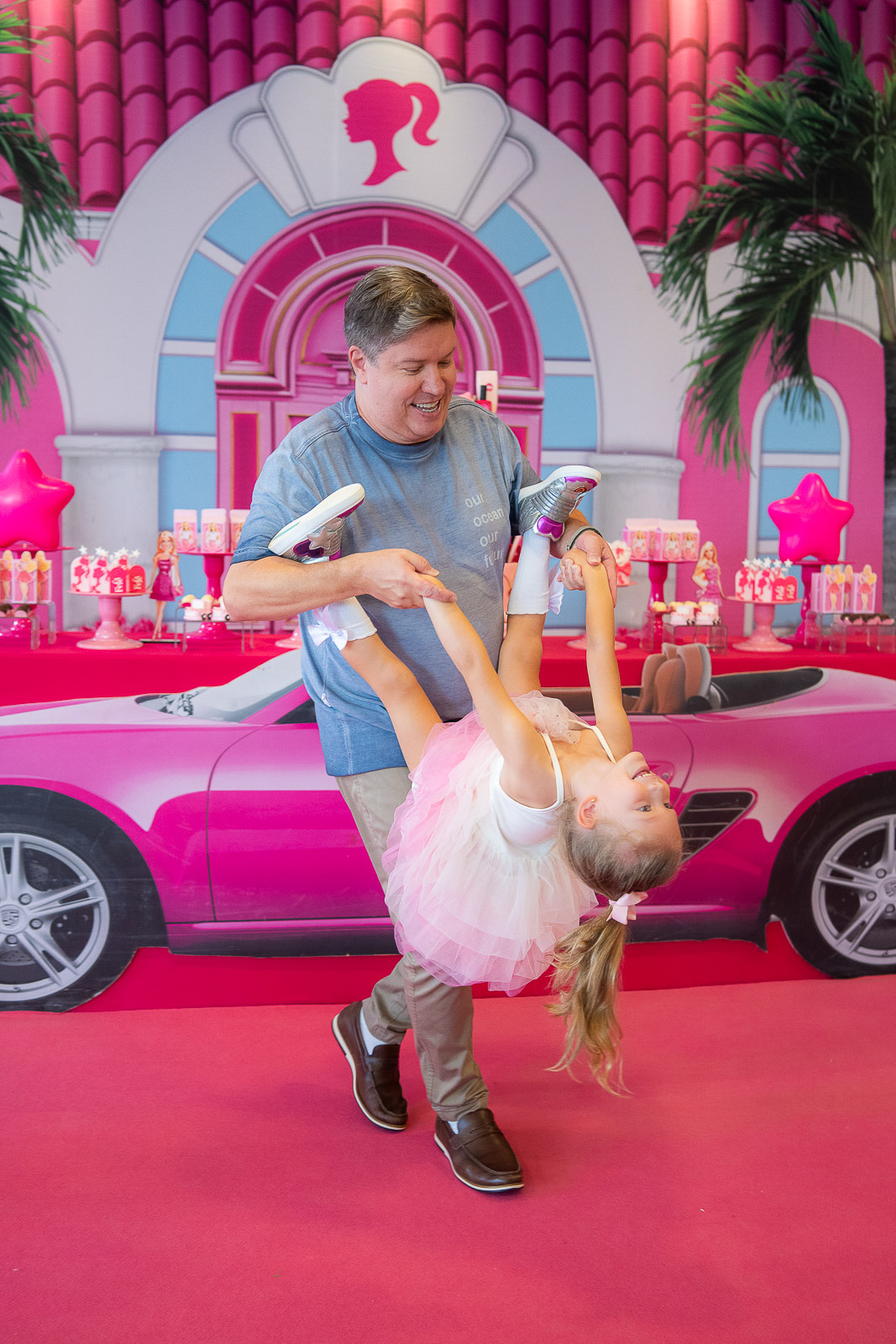 filha fazendo baguncinha com o pai
