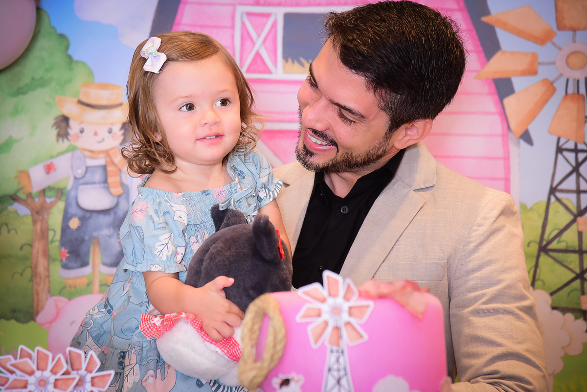 pai olhando a filha e sorrindo
