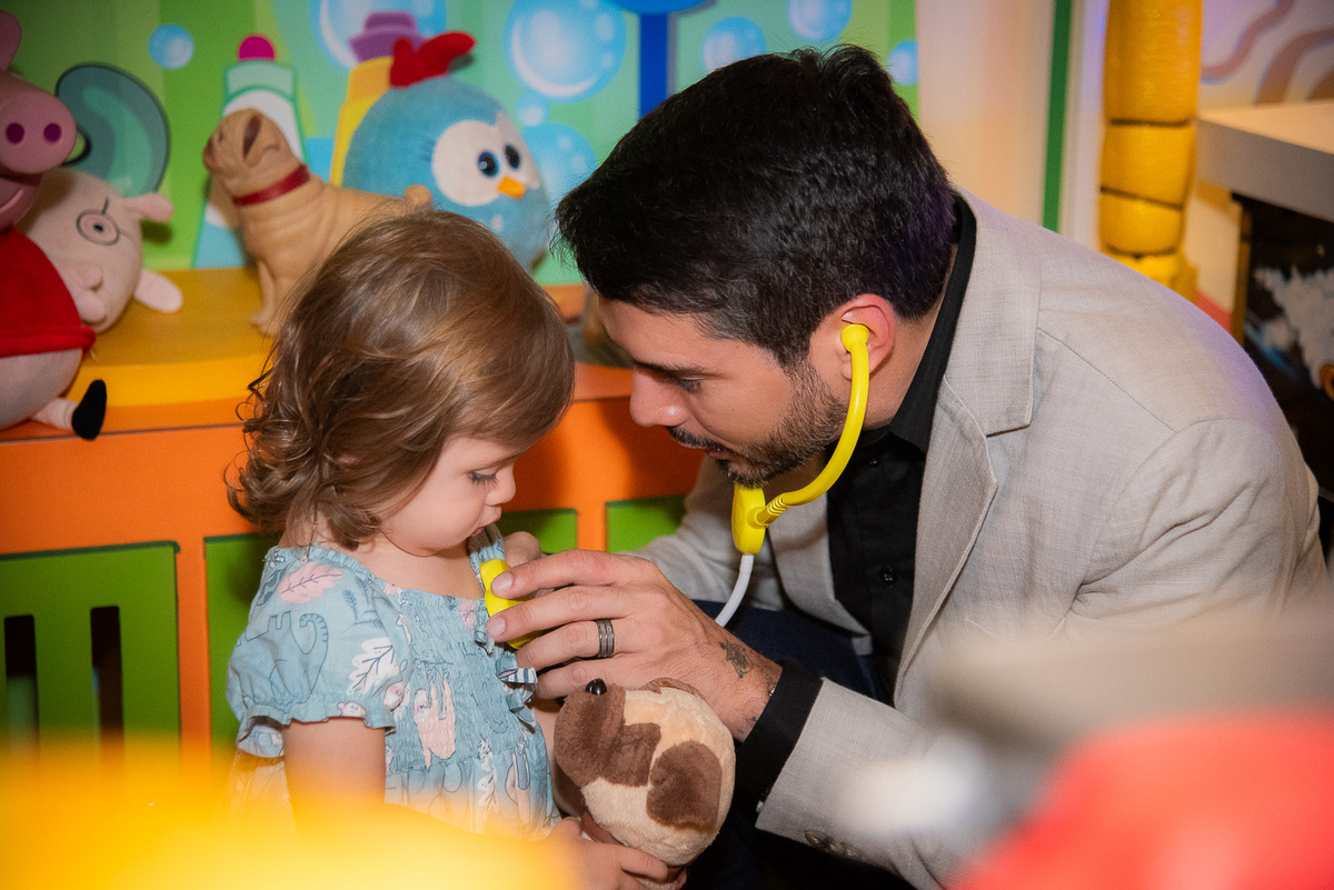 pai brincando com a filha