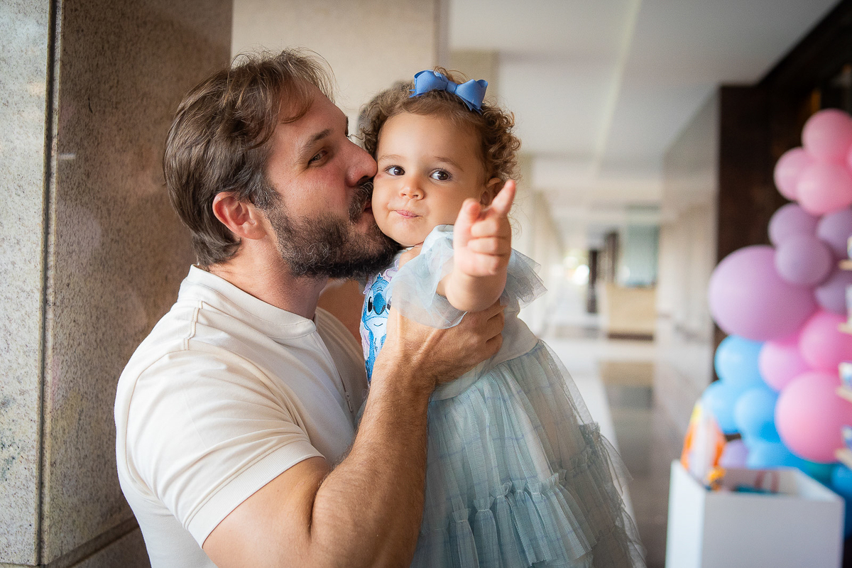 pai beijando a bochecha da filha