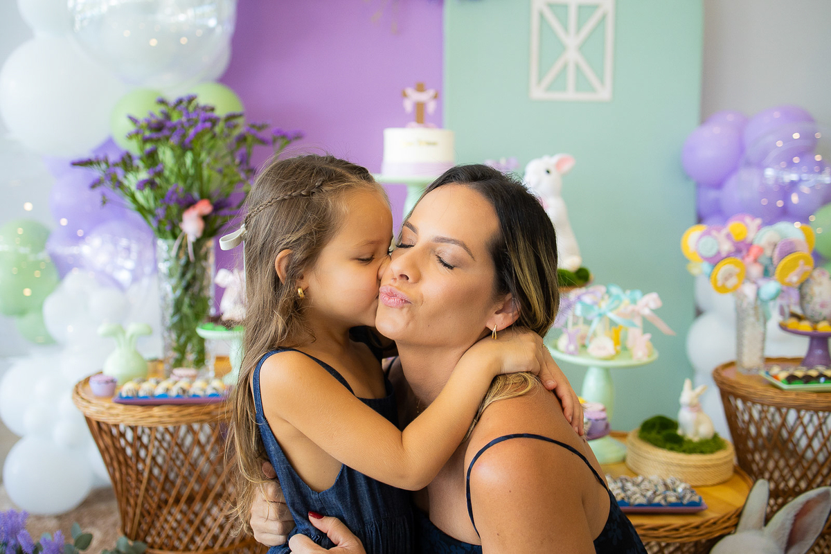 filha beijando na bochecha da mãe