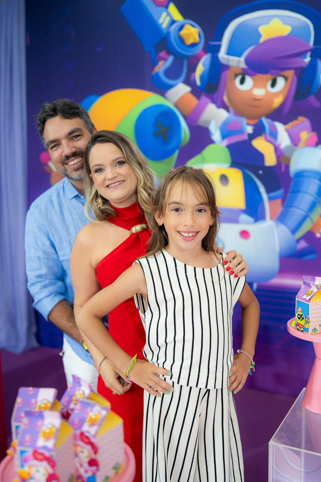 pais e filha sorrindo 