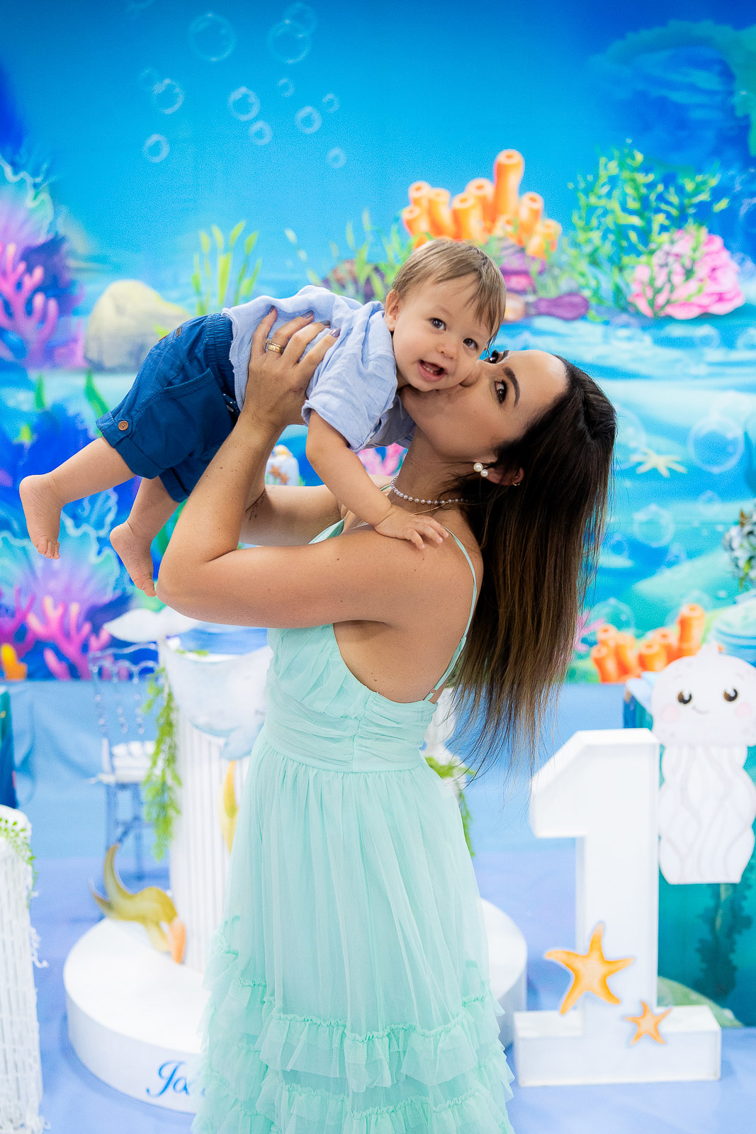 mãe beijando a bochecha do filho