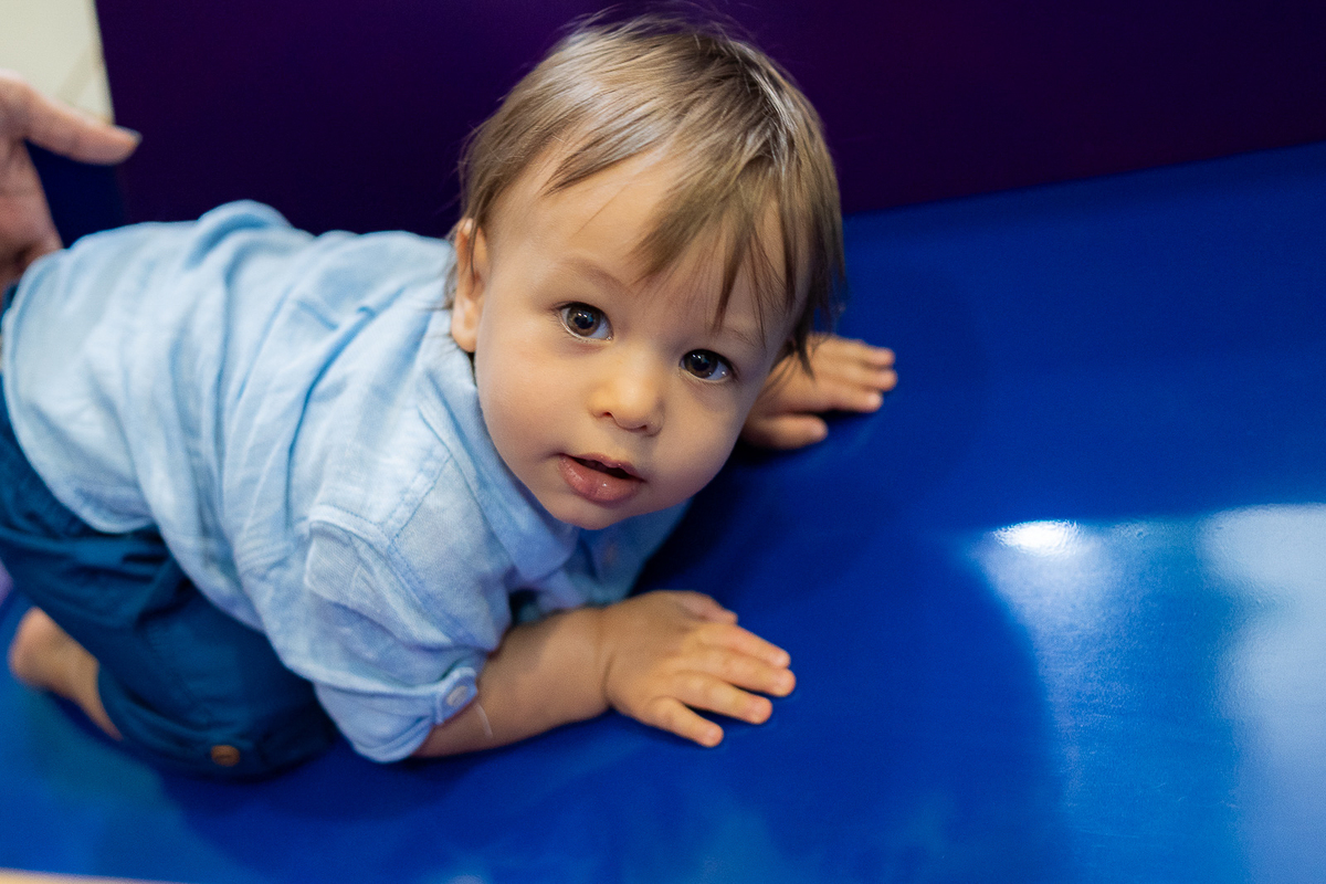 menino brincando 
