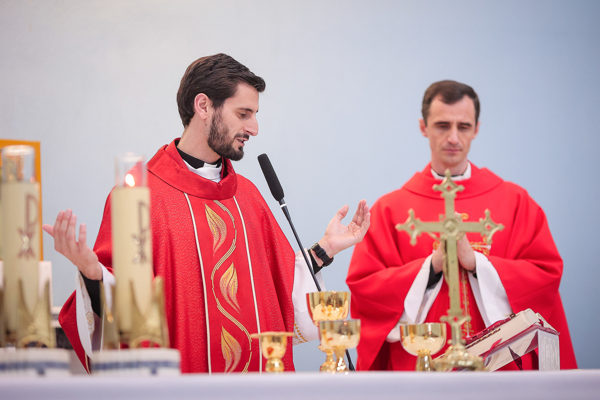 padre lendo a homilia