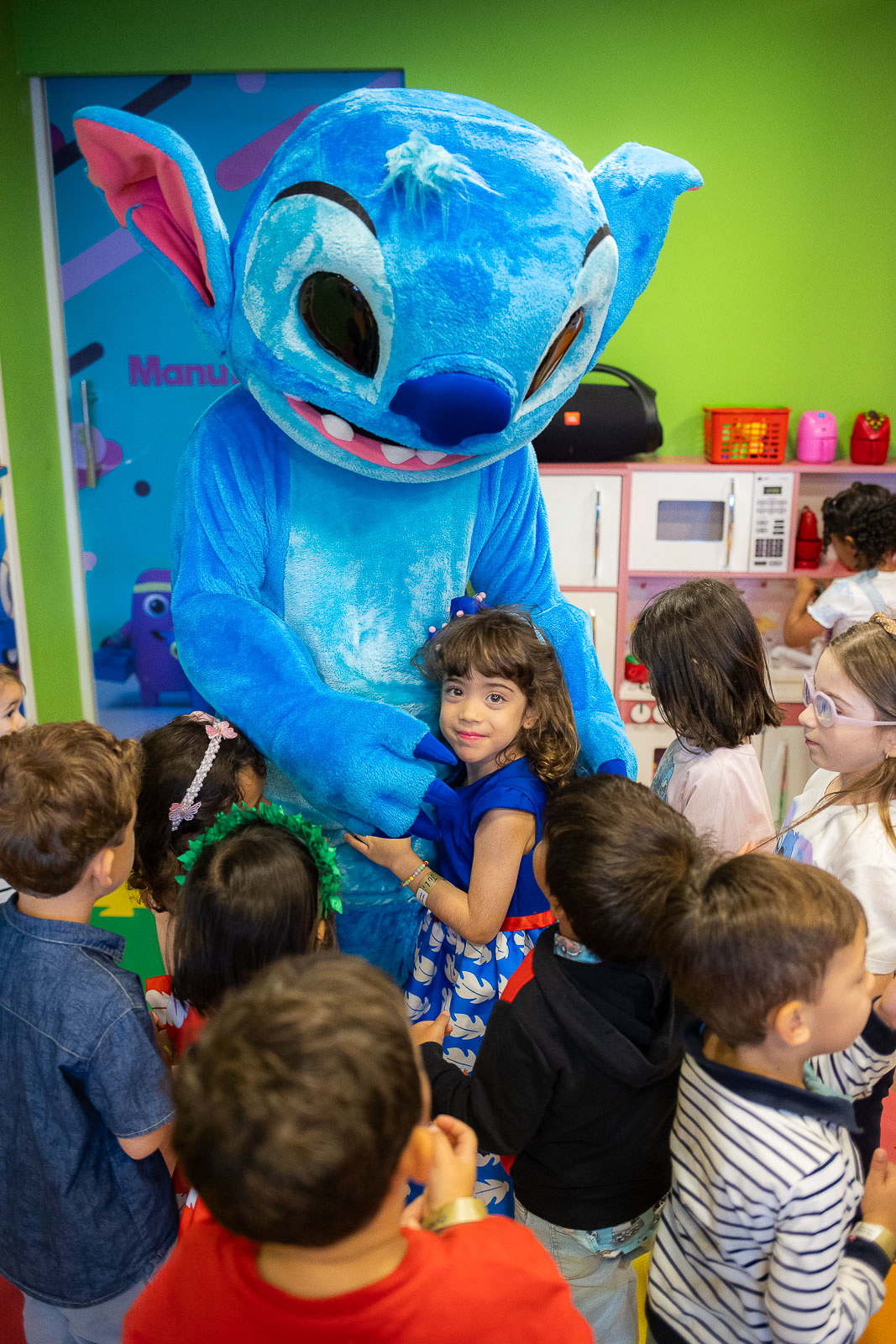 Stich abraçando criança