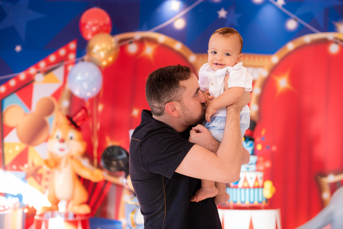 pai beijando a barriga do filho