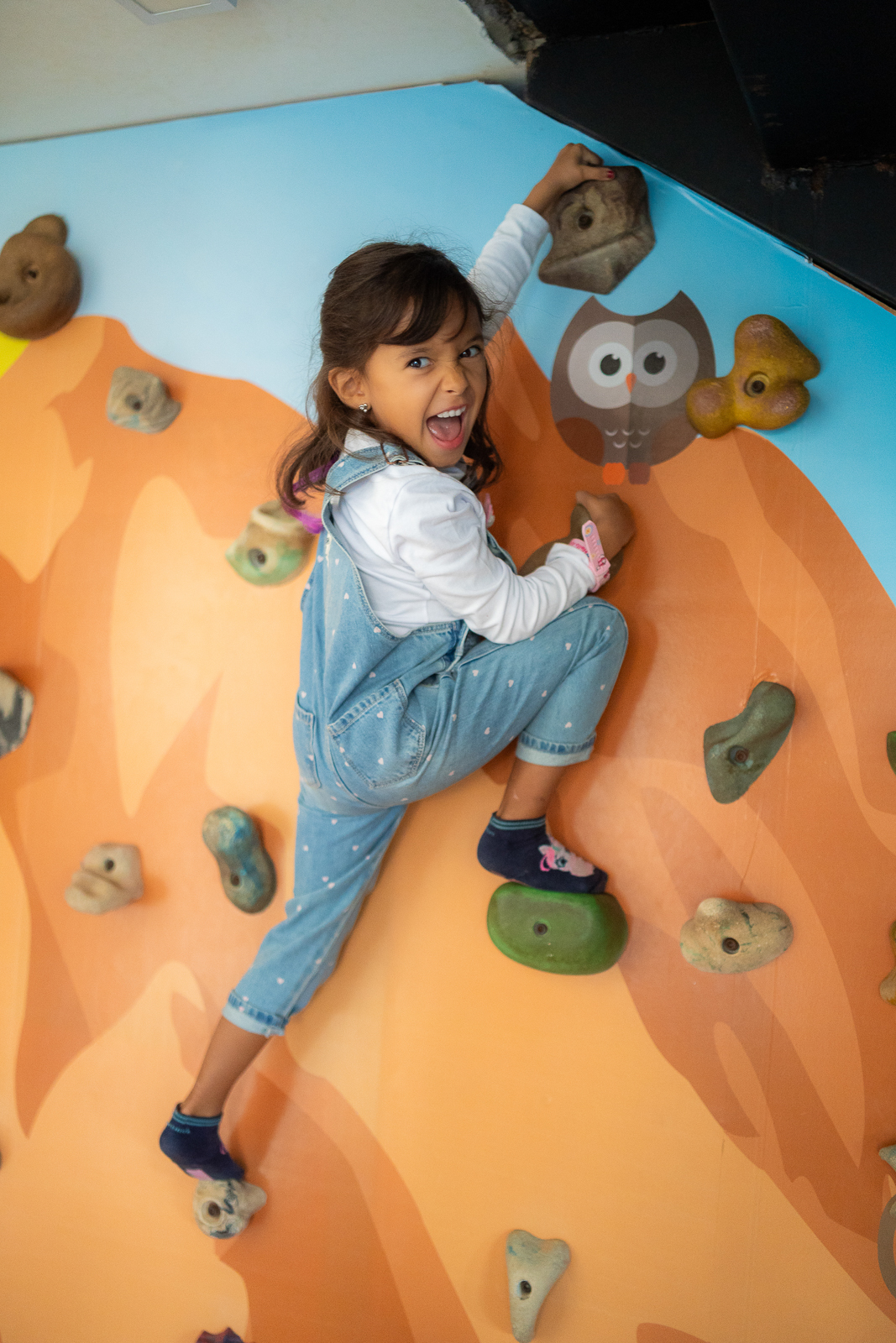 menina escalando 