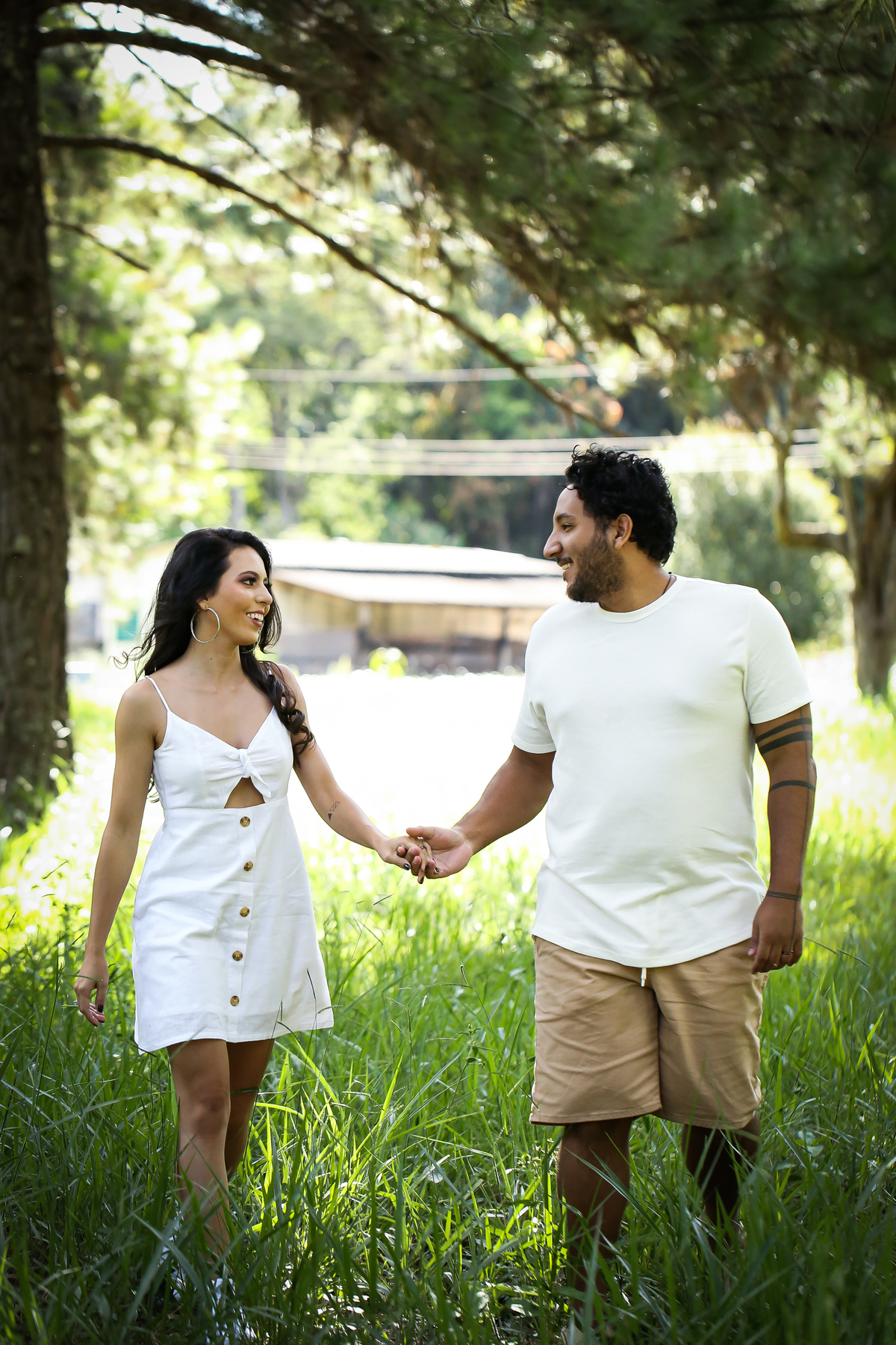 pre-wedding-ensaio-casal-namorados-retrato-fotografo-casamento-studio-externas-floresta-do-lobo-daniel-custodio-fotografias-foto-por-do-sol-natureza-uberlandia-cerimonia-mini-sorriso-make-noiva-noivo-criativo-amor-love-civil-aliança-anel-vestido-buque-