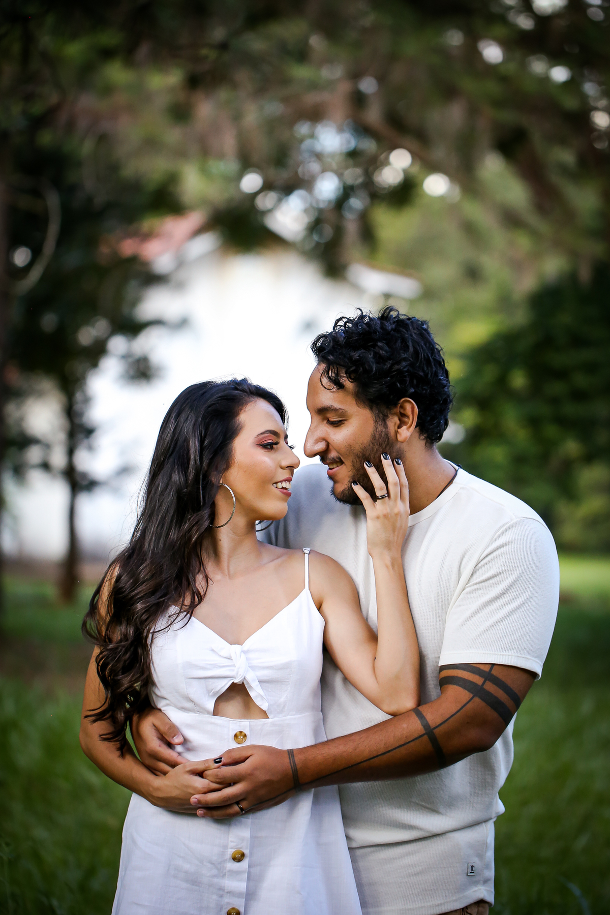 pre-wedding-ensaio-casal-namorados-retrato-fotografo-casamento-studio-externas-floresta-do-lobo-daniel-custodio-fotografias-foto-por-do-sol-natureza-uberlandia-cerimonia-mini-sorriso-make-noiva-noivo-criativo-amor-love-civil-aliança-anel-vestido-buque-
