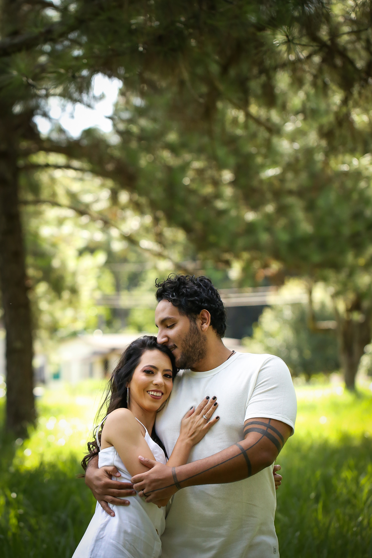 pre-wedding-ensaio-casal-namorados-retrato-fotografo-casamento-studio-externas-floresta-do-lobo-daniel-custodio-fotografias-foto-por-do-sol-natureza-uberlandia-cerimonia-mini-sorriso-make-noiva-noivo-criativo-amor-love-civil-aliança-anel-vestido-buque-