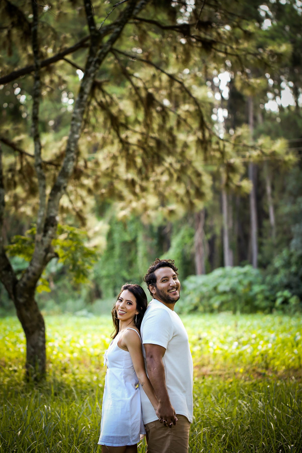 pre-wedding-ensaio-casal-namorados-retrato-fotografo-casamento-studio-externas-floresta-do-lobo-daniel-custodio-fotografias-foto-por-do-sol-natureza-uberlandia-cerimonia-mini-sorriso-make-noiva-noivo-criativo-amor-love-civil-aliança-anel-vestido-buque-