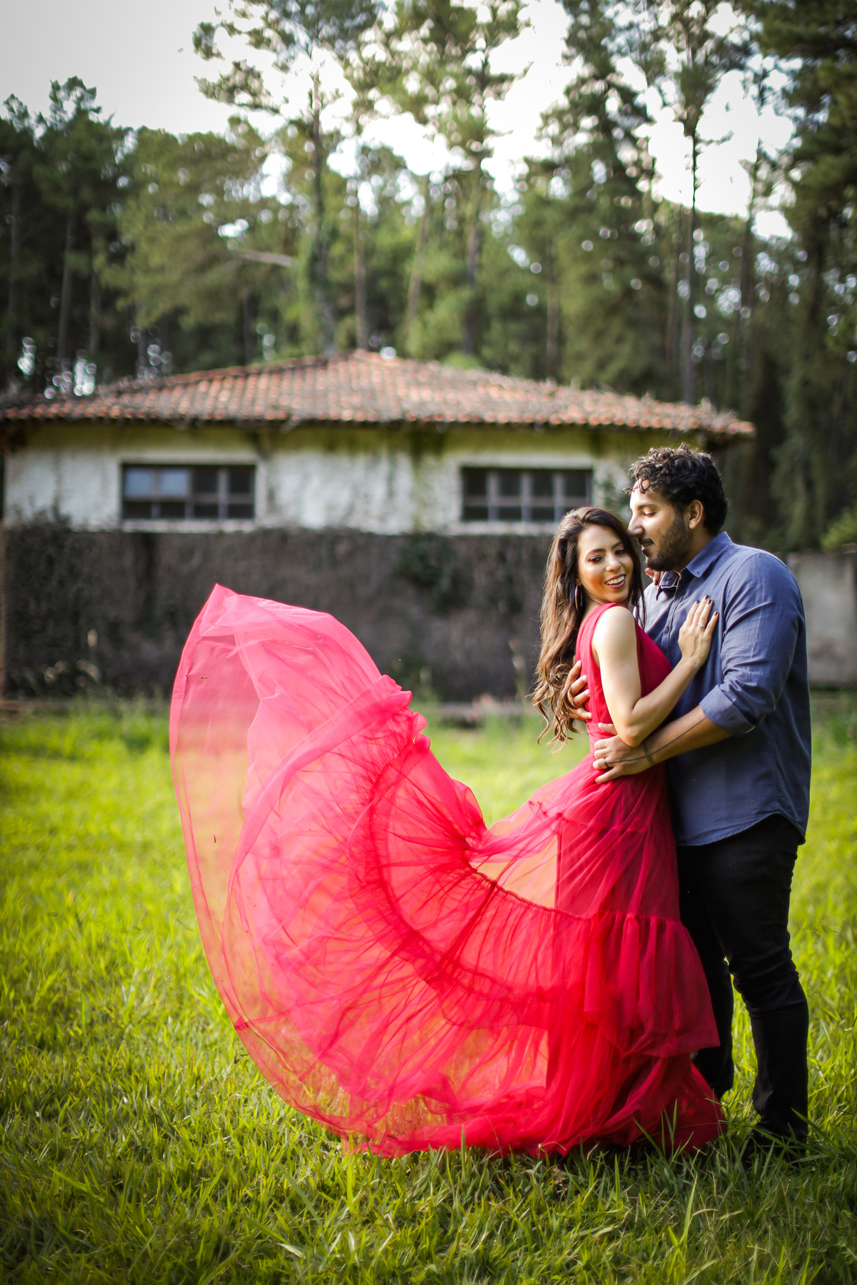 pre-wedding-ensaio-casal-namorados-retrato-fotografo-casamento-studio-externas-floresta-do-lobo-daniel-custodio-fotografias-foto-por-do-sol-natureza-uberlandia-cerimonia-mini-sorriso-make-noiva-noivo-criativo-amor-love-civil-aliança-anel-vestido-buque-