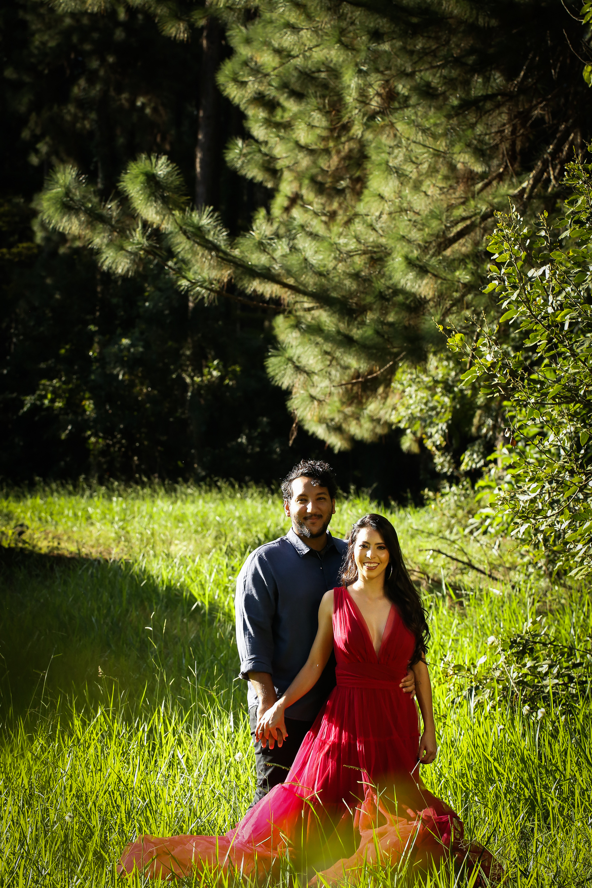 pre-wedding-ensaio-casal-namorados-retrato-fotografo-casamento-studio-externas-floresta-do-lobo-daniel-custodio-fotografias-foto-por-do-sol-natureza-uberlandia-cerimonia-mini-sorriso-make-noiva-noivo-criativo-amor-love-civil-aliança-anel-vestido-buque-