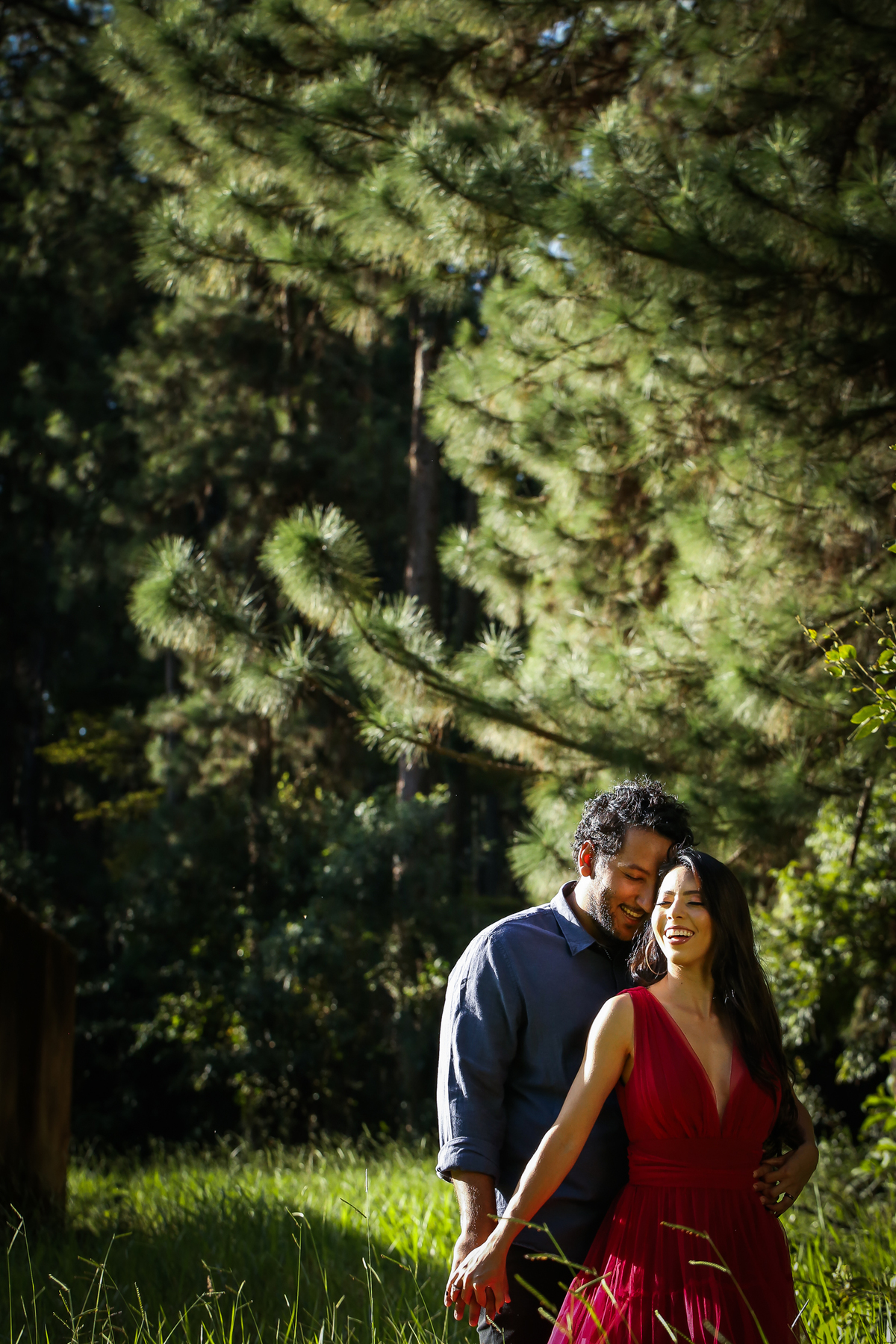 pre-wedding-ensaio-casal-namorados-retrato-fotografo-casamento-studio-externas-floresta-do-lobo-daniel-custodio-fotografias-foto-por-do-sol-natureza-uberlandia-cerimonia-mini-sorriso-make-noiva-noivo-criativo-amor-love-civil-aliança-anel-vestido-buque-