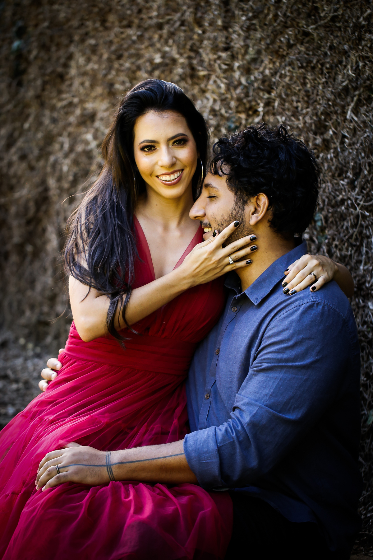 pre-wedding-ensaio-casal-namorados-retrato-fotografo-casamento-studio-externas-floresta-do-lobo-daniel-custodio-fotografias-foto-por-do-sol-natureza-uberlandia-cerimonia-mini-sorriso-make-noiva-noivo-criativo-amor-love-civil-aliança-anel-vestido-buque-