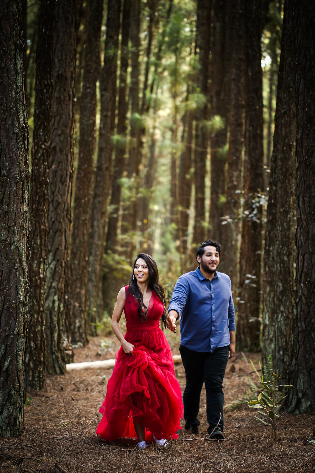 pre-wedding-ensaio-casal-namorados-retrato-fotografo-casamento-studio-externas-floresta-do-lobo-daniel-custodio-fotografias-foto-por-do-sol-natureza-uberlandia-cerimonia-mini-sorriso-make-noiva-noivo-criativo-amor-love-civil-aliança-anel-vestido-buque-