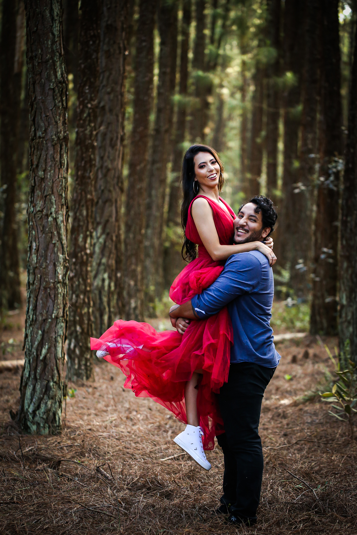 pre-wedding-ensaio-casal-namorados-retrato-fotografo-casamento-studio-externas-floresta-do-lobo-daniel-custodio-fotografias-foto-por-do-sol-natureza-uberlandia-cerimonia-mini-sorriso-make-noiva-noivo-criativo-amor-love-civil-aliança-anel-vestido-buque-