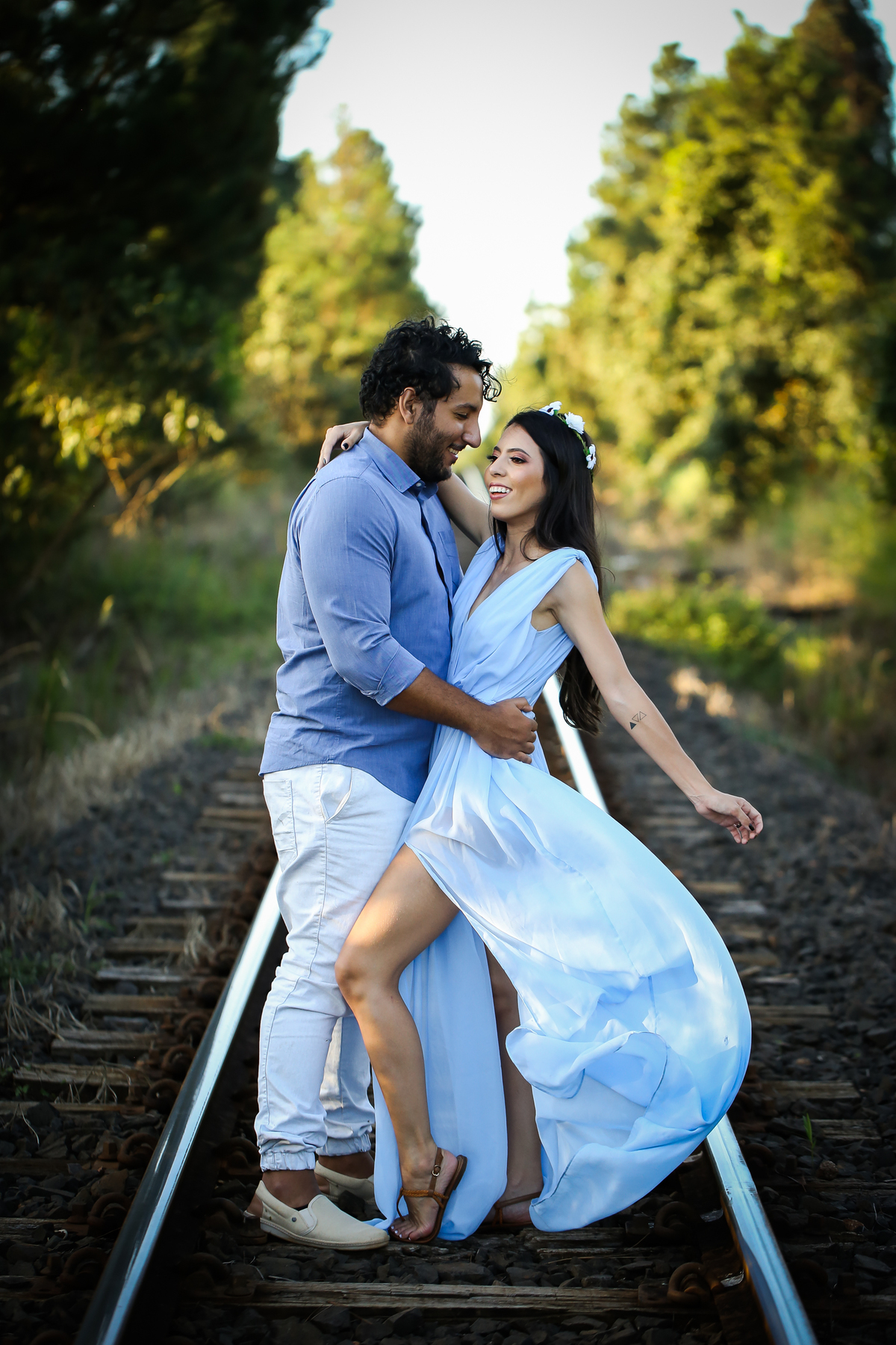 pre-wedding-ensaio-casal-namorados-retrato-fotografo-casamento-studio-externas-floresta-do-lobo-daniel-custodio-fotografias-foto-por-do-sol-natureza-uberlandia-cerimonia-mini-sorriso-make-noiva-noivo-criativo-amor-love-civil-aliança-anel-vestido-buque-