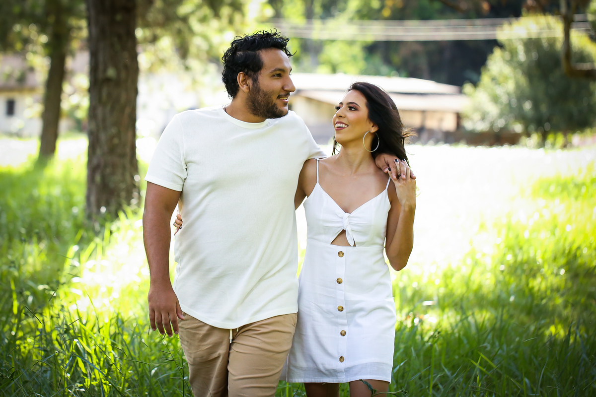 pre-wedding-ensaio-casal-namorados-retrato-fotografo-casamento-studio-externas-floresta-do-lobo-daniel-custodio-fotografias-foto-por-do-sol-natureza-uberlandia-cerimonia-mini-sorriso-make-noiva-noivo-criativo-amor-love-civil-aliança-anel-vestido-buque-
