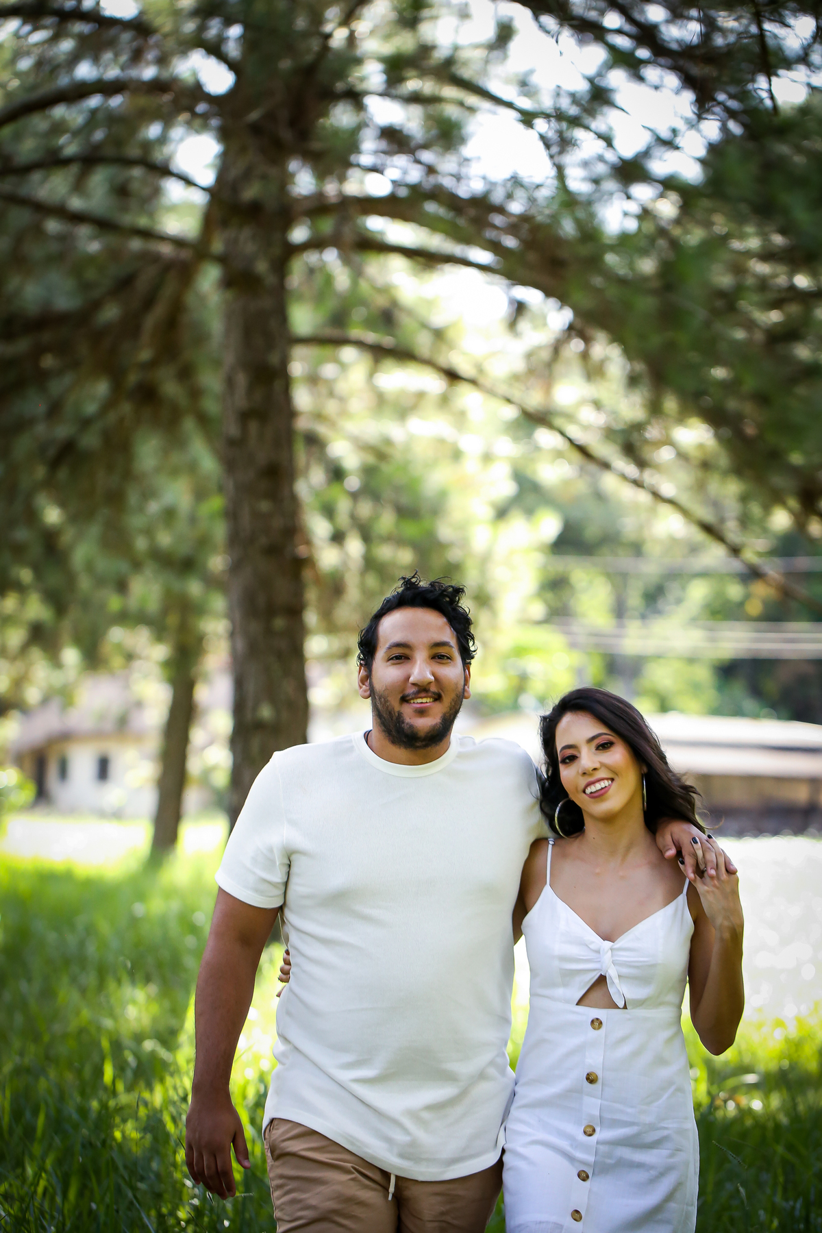 pre-wedding-ensaio-casal-namorados-retrato-fotografo-casamento-studio-externas-floresta-do-lobo-daniel-custodio-fotografias-foto-por-do-sol-natureza-uberlandia-cerimonia-mini-sorriso-make-noiva-noivo-criativo-amor-love-civil-aliança-anel-vestido-buque-