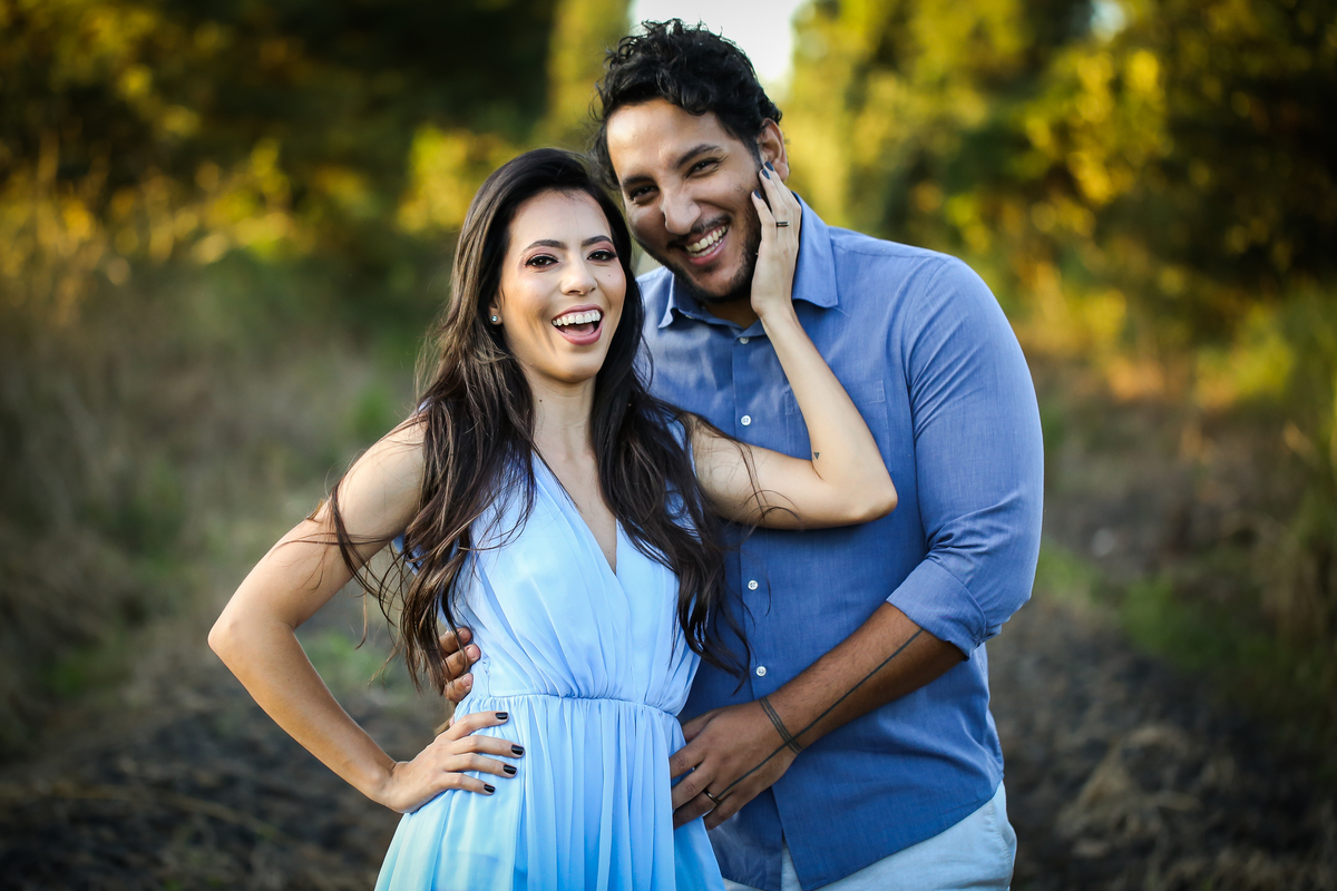 pre-wedding-ensaio-casal-namorados-retrato-fotografo-casamento-studio-externas-floresta-do-lobo-daniel-custodio-fotografias-foto-por-do-sol-natureza-uberlandia-cerimonia-mini-sorriso-make-noiva-noivo-criativo-amor-love-civil-aliança-anel-vestido-buque-