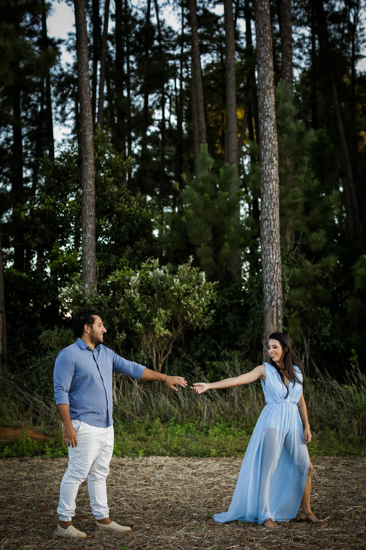 pre-wedding-ensaio-casal-namorados-retrato-fotografo-casamento-studio-externas-floresta-do-lobo-daniel-custodio-fotografias-foto-por-do-sol-natureza-uberlandia-cerimonia-mini-sorriso-make-noiva-noivo-criativo-amor-love-civil-aliança-anel-vestido-buque-
