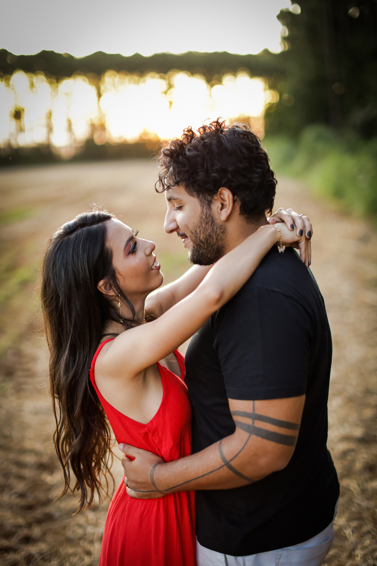 pre-wedding-ensaio-casal-namorados-retrato-fotografo-casamento-studio-externas-floresta-do-lobo-daniel-custodio-fotografias-foto-por-do-sol-natureza-uberlandia-cerimonia-mini-sorriso-make-noiva-noivo-criativo-amor-love-civil-aliança-anel-vestido-buque-