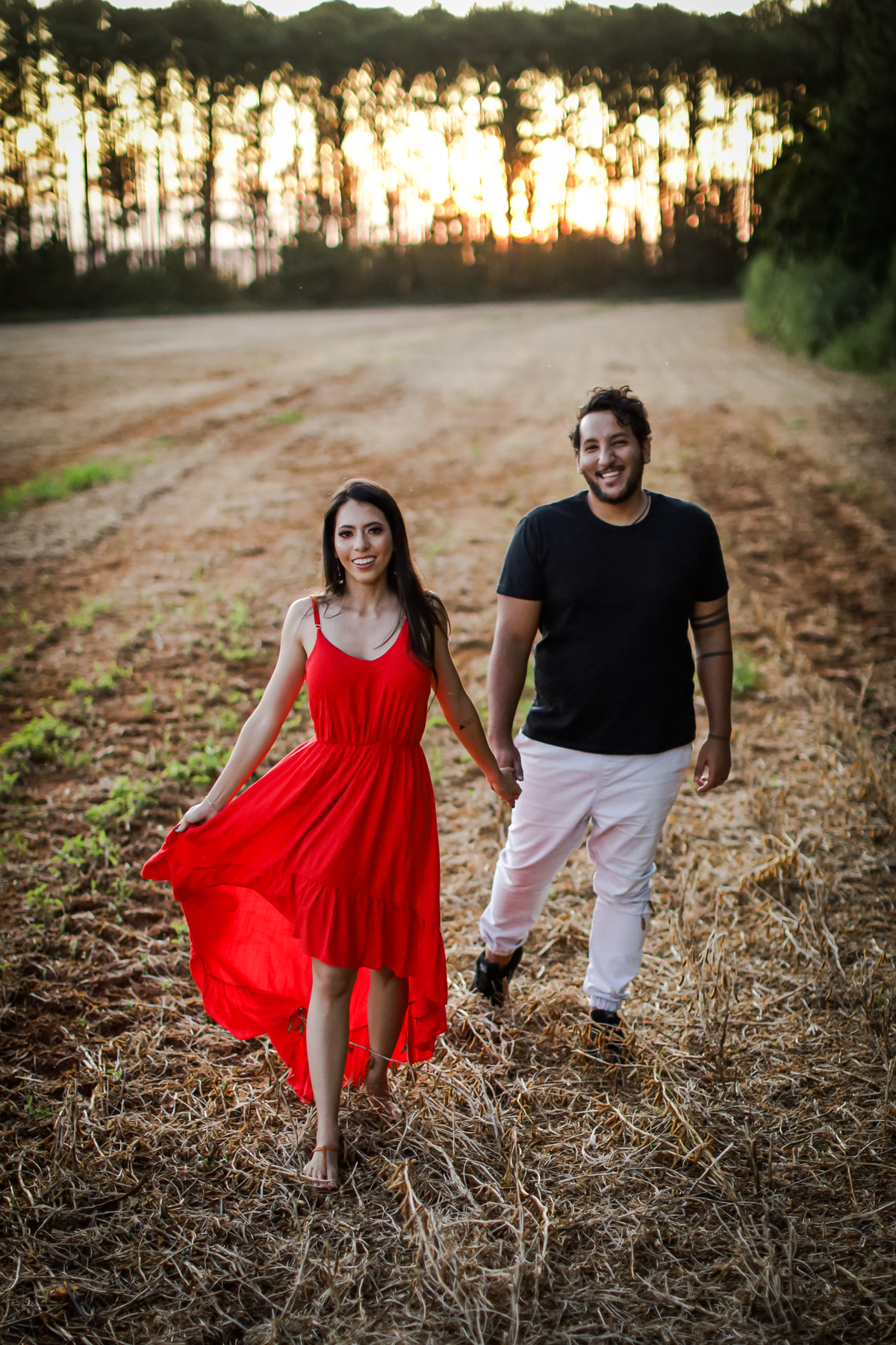 pre-wedding-ensaio-casal-namorados-retrato-fotografo-casamento-studio-externas-floresta-do-lobo-daniel-custodio-fotografias-foto-por-do-sol-natureza-uberlandia-cerimonia-mini-sorriso-make-noiva-noivo-criativo-amor-love-civil-aliança-anel-vestido-buque-
